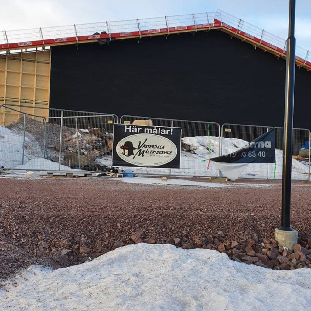 Bygget av ICA Lindvallen med skylten Här målar Västerdala Måleriservice