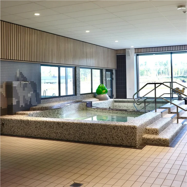 Mindre bassäng med mosaikkant i Malung-Sälens simhall