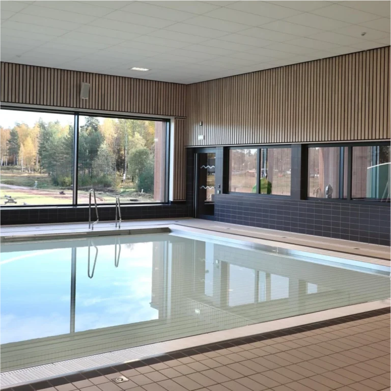 Mindre bassäng vid stora fönster i Malung-Sälens simhall