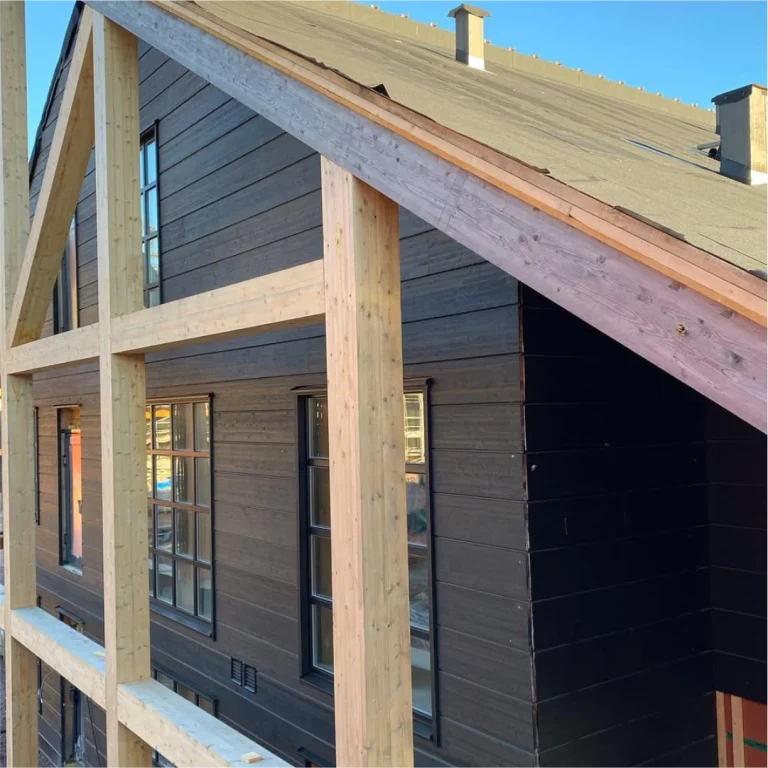 Timber Heights i Lindvallen: fasad med mörk panel under byggtiden