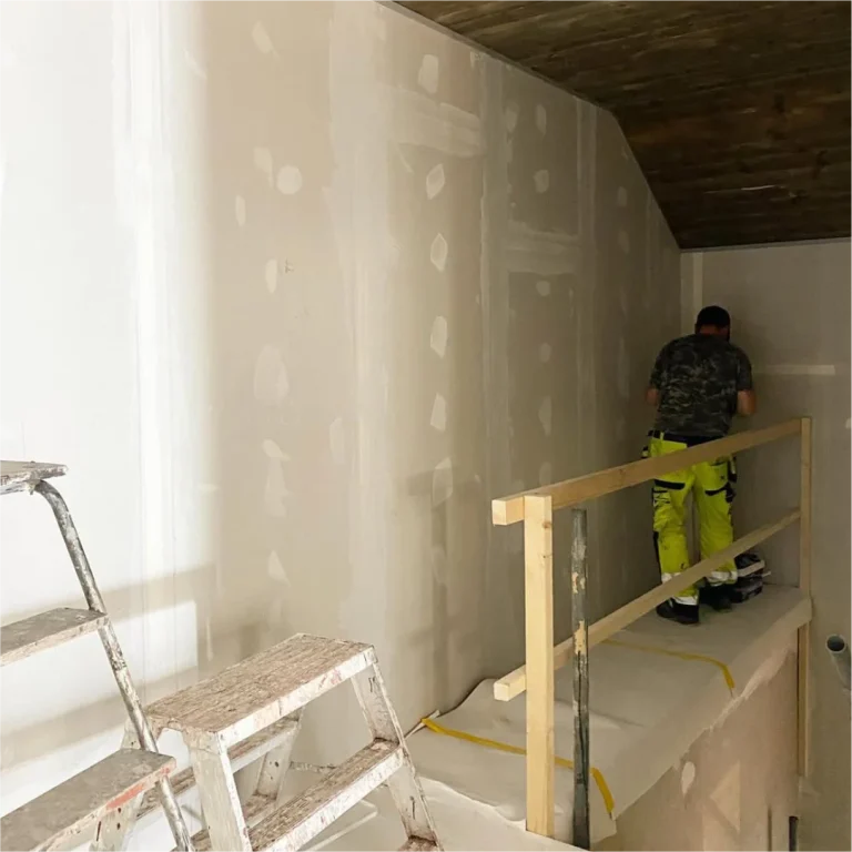 Målare spacklar i en lägenhet med trätak i Timber Heights