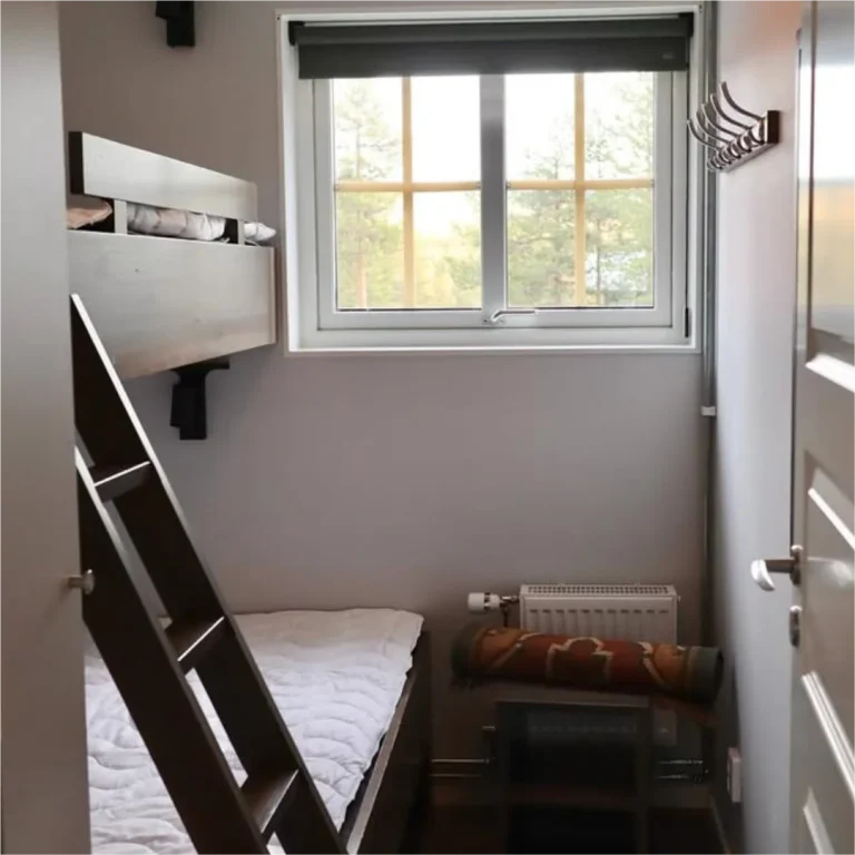 Sovrum med våningssäng i en renoverad lägenhet i Trollbäcken