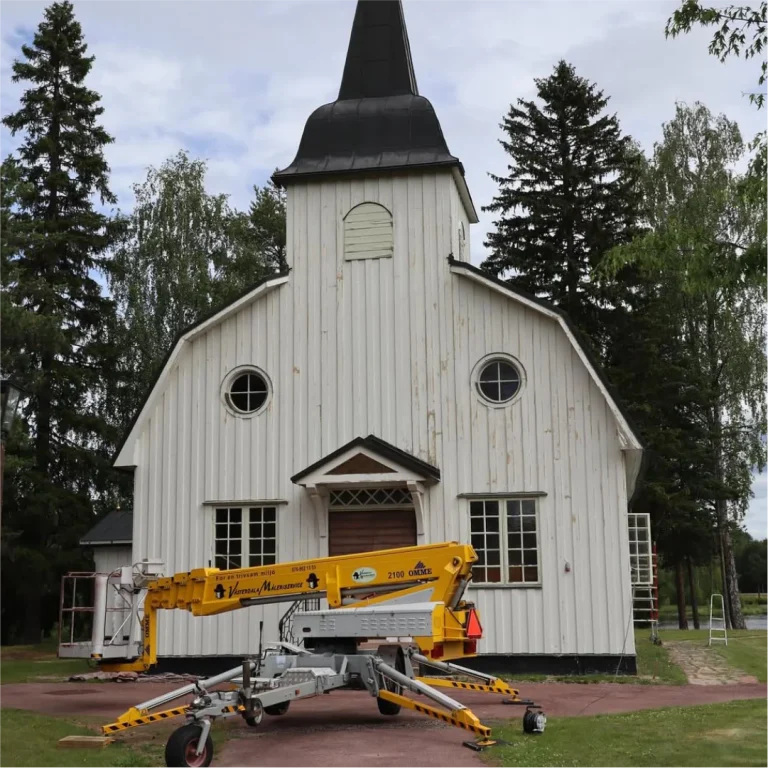 Skylift framför gaveln på Öje kapell under fasadmålningen