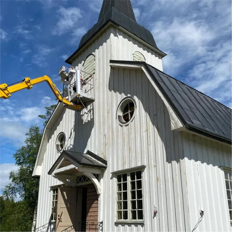 Skylift vid tornet på Öje kapell under fasadarbetet