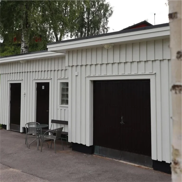 Uthuset vid Öje kapell efter fasadmålningen