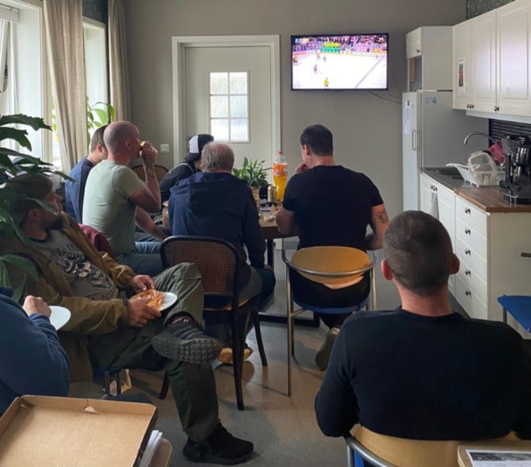 Hockeykväll på kontoret.