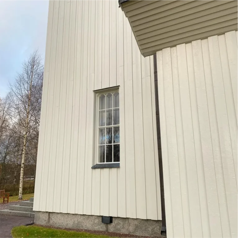 Fasadpanel och fönster på Yttermalungs kapell