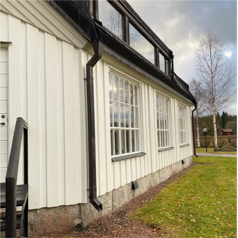 Långsidan av Yttermalungs kapell med spröjsade fönster
