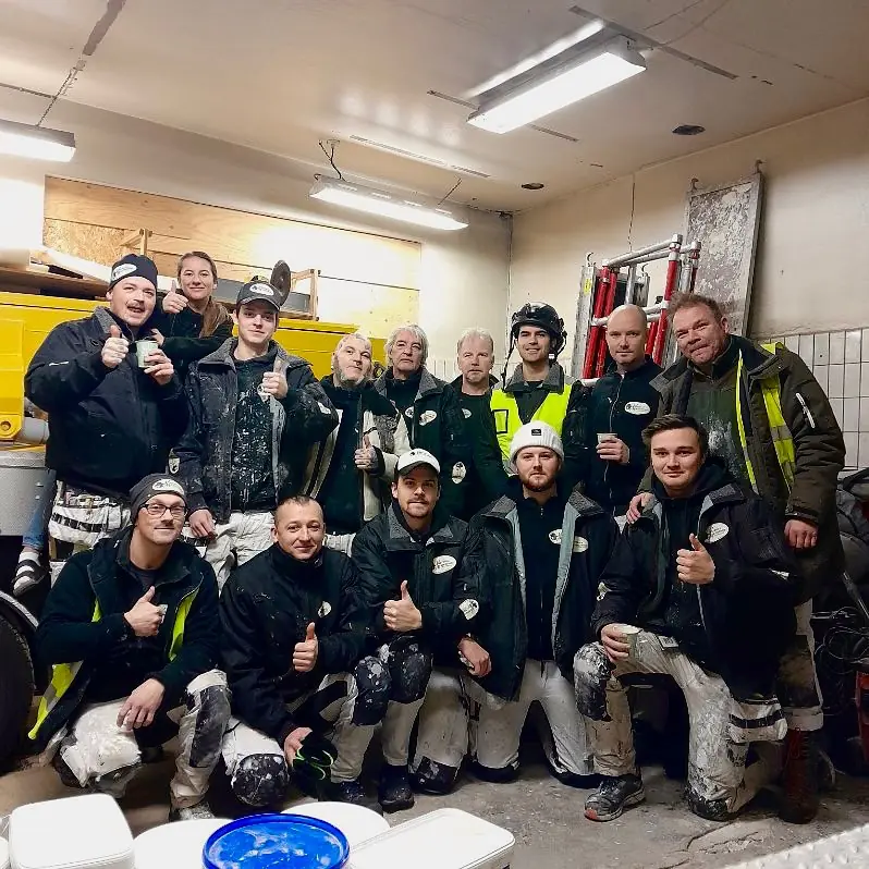 Hela arbetslaget hos Västerdala Måleriservice i arbetskläder