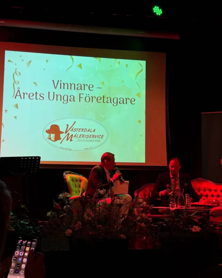 Storbildsskärm med texten Vinnare Årets Unga Företagare och Västerdala Måleriservices logga ovanför en scen